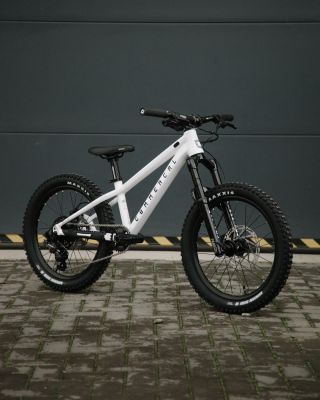 Plnohodnotný stroj pro malé shreďáky? Jedině @commencalbikes META HT 20”.🌪️ Radost z jízdy ZARUČENA 👶🏼 📷 @jakubbarcik...