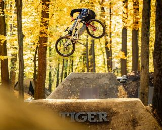 Jeden den na @dziabanko s @dawidczekaj1 🔥 Bardzo dobre to bylo! 🤘🏼 📷 @jarasijka #fdfbikeshop #commencalbikes #deitycomponents