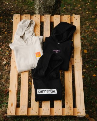 Vánoce pomalu začínají klepat na dveře…tak možná by tohle mohl být tip na měkouše pod🎄? @commencallifestyle 📷 @jakubbarcik...