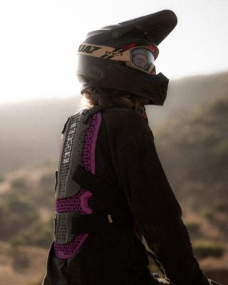 Tenhle povedenej páteřák asi není třeba nějak extra okecávat. 👀 Jak říká sám @vinknico “This chest protector is better...