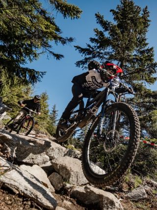 Letošní závodní sezóna byla pořádně našlapaná. 👀 Naši #teamriders objeli hned několik závodních seriálů a sbírali jedno...